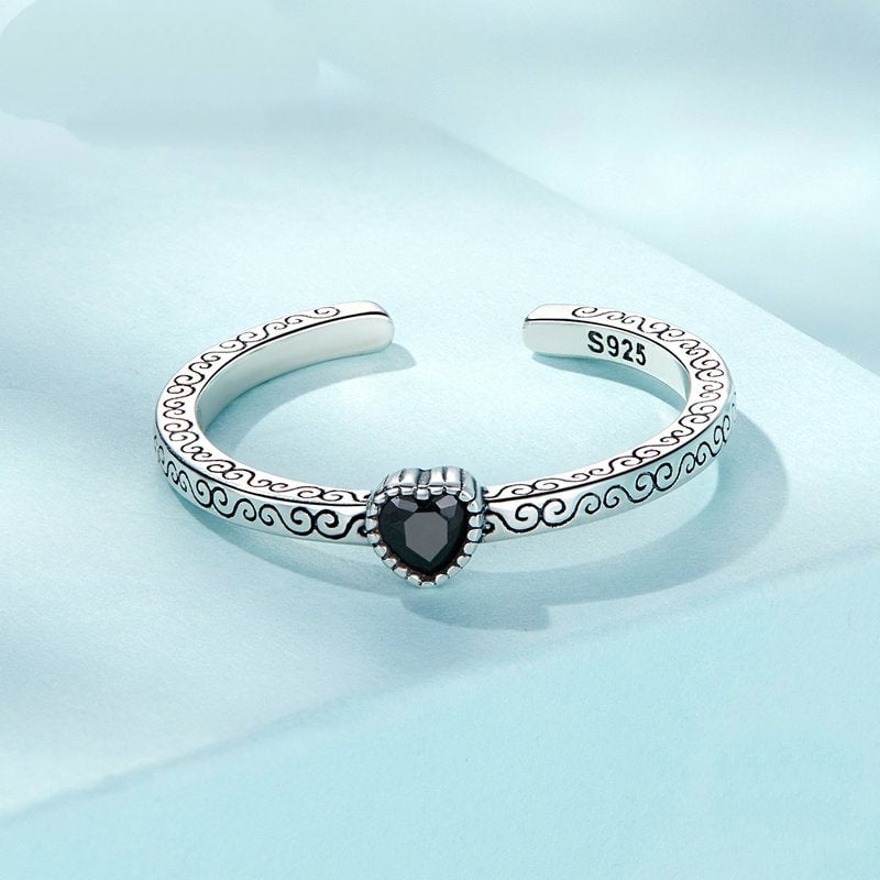 Bague Coeur Noir <titolo_esteso><span>en argent 925 plaqué or blanc ajustable avec zircon noir et gravures faites à la main</span></titolo_esteso> - Image 4