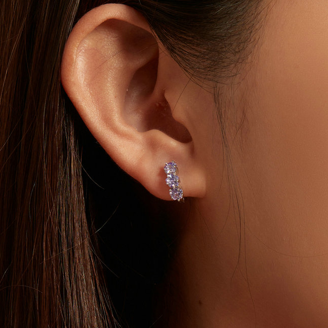 Boucles d'Oreilles Créoles Étoiles <titolo_esteso><span>en argent 925 plaqué or blanc avec zircons violet</span></titolo_esteso> - Image 2