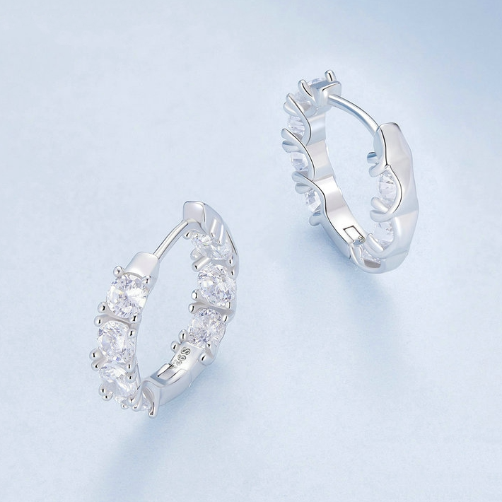 Boucles d'Oreilles Créoles Brillantes <titolo_esteso><span>en argent 925 plaqué or blanc avec zircons blancs</span></titolo_esteso> - Image 4