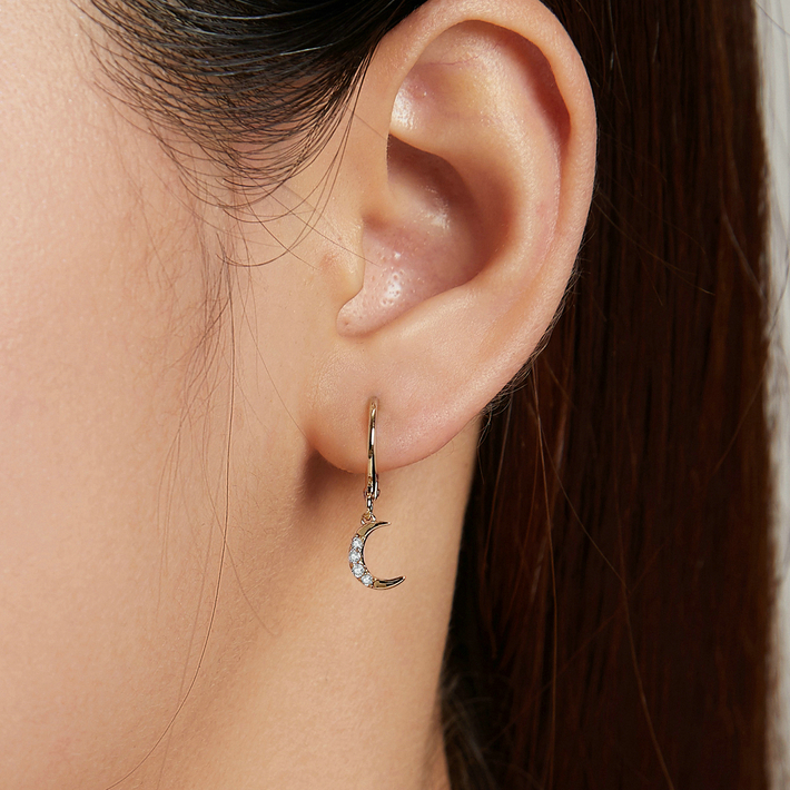 Boucles d'Oreilles Créoles Pendentif Lune et Étoile <titolo_esteso><span>en argent 925 plaqué or jaune avec zircons blancs</span></titolo_esteso> - Image 2