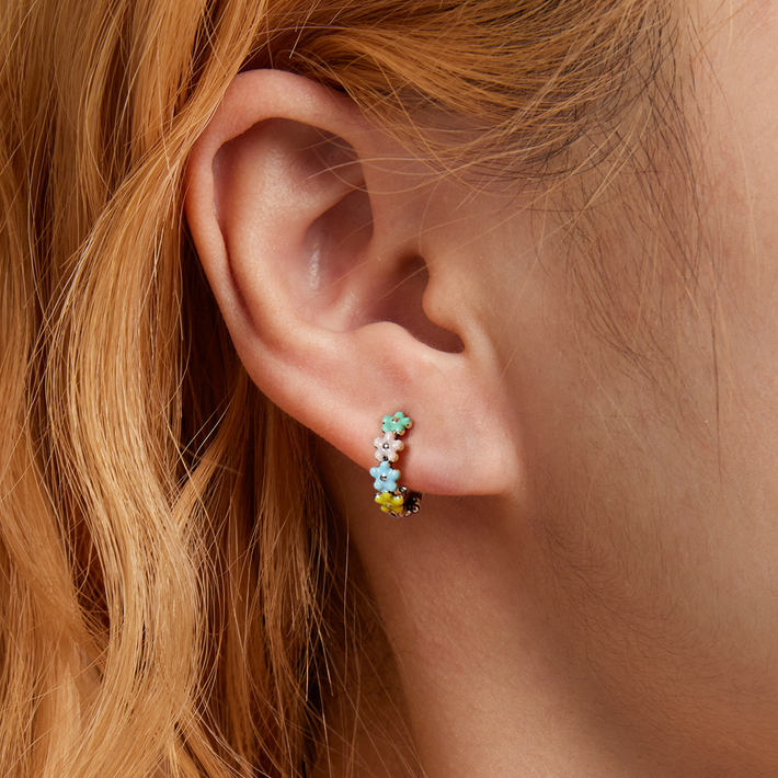 Boucles d’Oreilles Créoles Fleurs <titolo_esteso><span>en argent 925 plaqué or blanc émaillé à la main</span></titolo_esteso> - Image 2