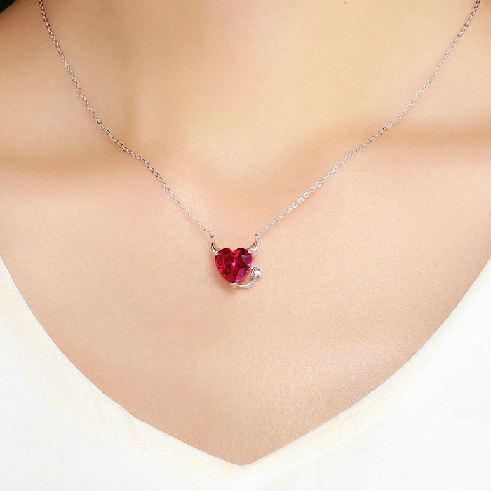 Collier Coeur Rouge <titolo_esteso><span>en argent 925 plaqué or blanc avec cornes et petite queue de diable</span></titolo_esteso> - Image 2