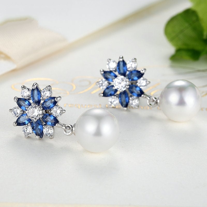 Boucles d'Oreilles Flocon de Neige avec Perles <titolo_esteso><span>en argent 925 plaqué or blanc avec zircons blancs et bleus</span></titolo_esteso> - Image 3