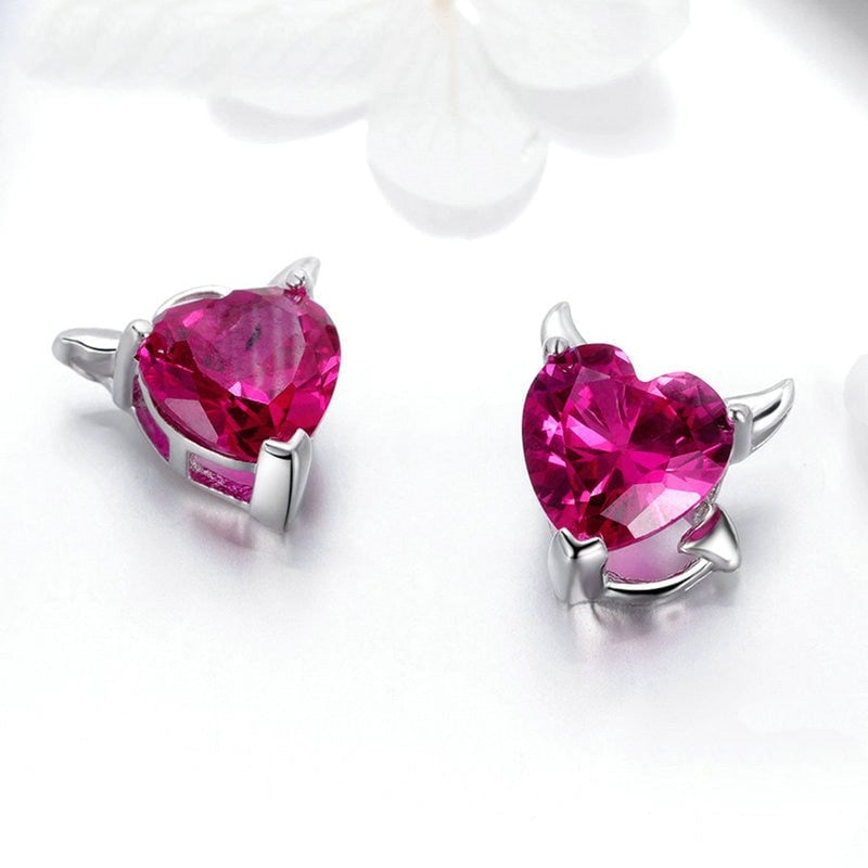 Boucles d'Oreilles Coeurs <titolo_esteso><span>en argent 925 plaqué or blanc avec zircons rouges</span></titolo_esteso> - Image 4