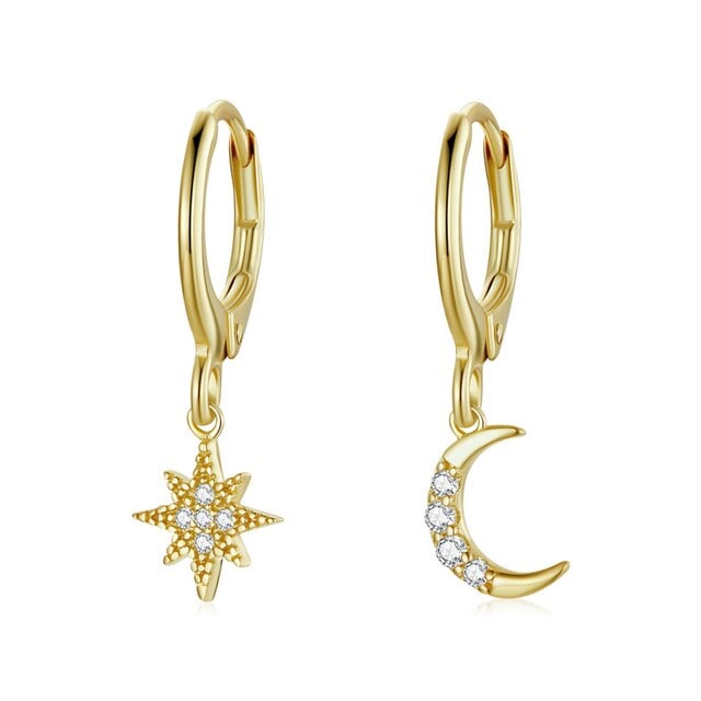 Boucles d'Oreilles Créoles Pendentif Lune et Étoile <titolo_esteso><span>en argent 925 plaqué or jaune avec zircons blancs</span></titolo_esteso>
