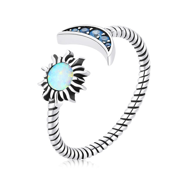 Bague Soleil et Lune <titolo_esteso><span>en argent 925 plaqué or blanc ajustable avec opale et zircons bleus</span></titolo_esteso>